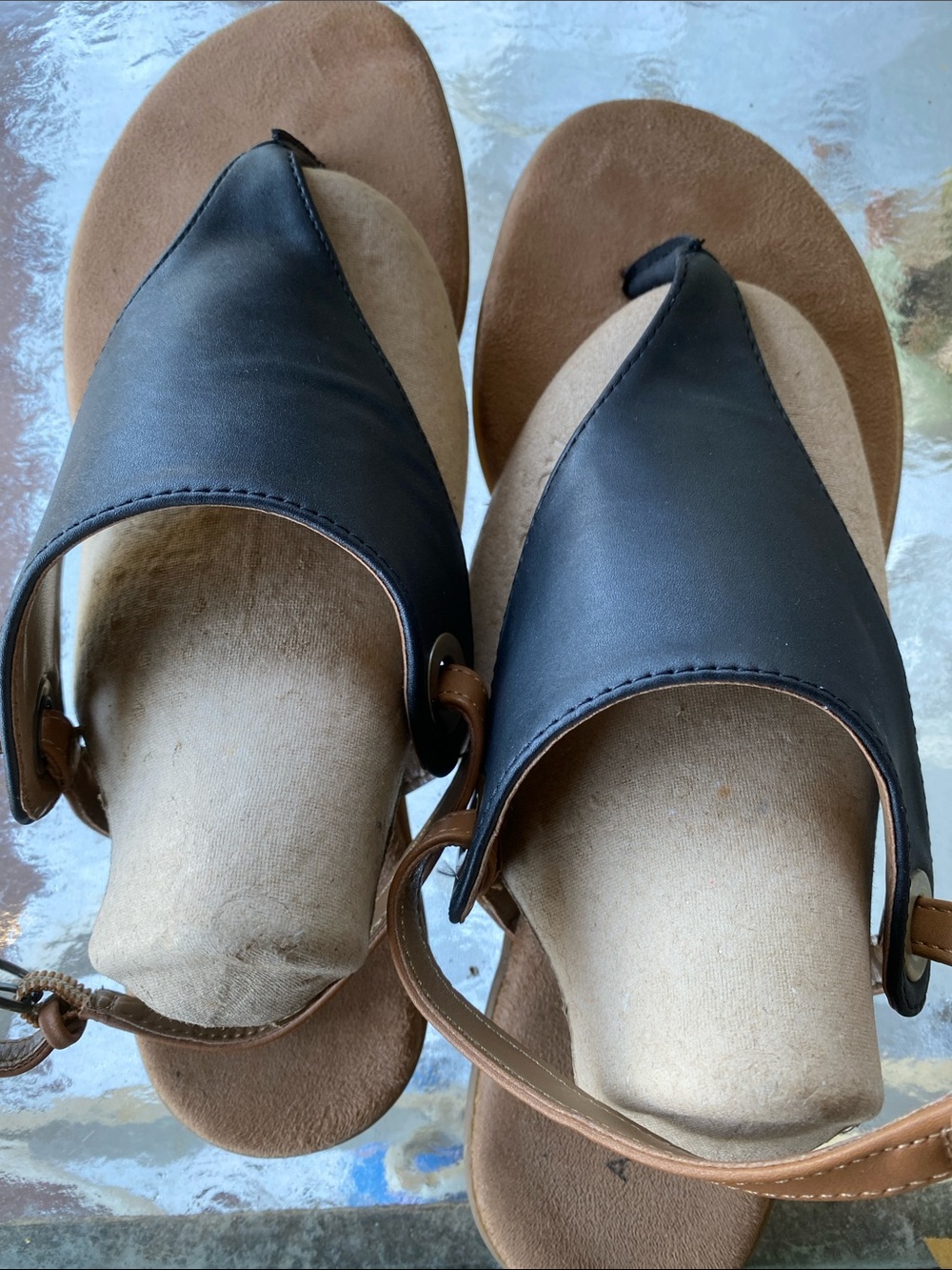 AEROSOLES Women’s size 10 Black and Brown Toe-Loop Sandals - Picture 5 of 7